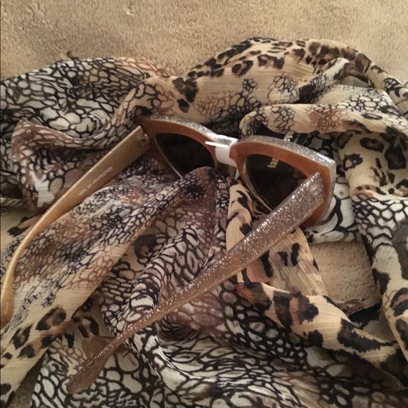 🚫 SOLD 🚫 Women’s fashion sunglasses - Picture 2 of 2